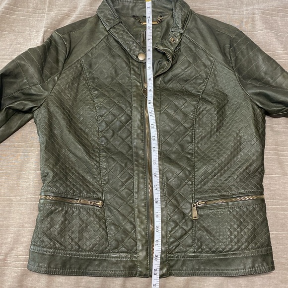 J2  Women's olive green faux leather bomber jacket w/ quilted pattern. Size M - Picture 12 of 12
